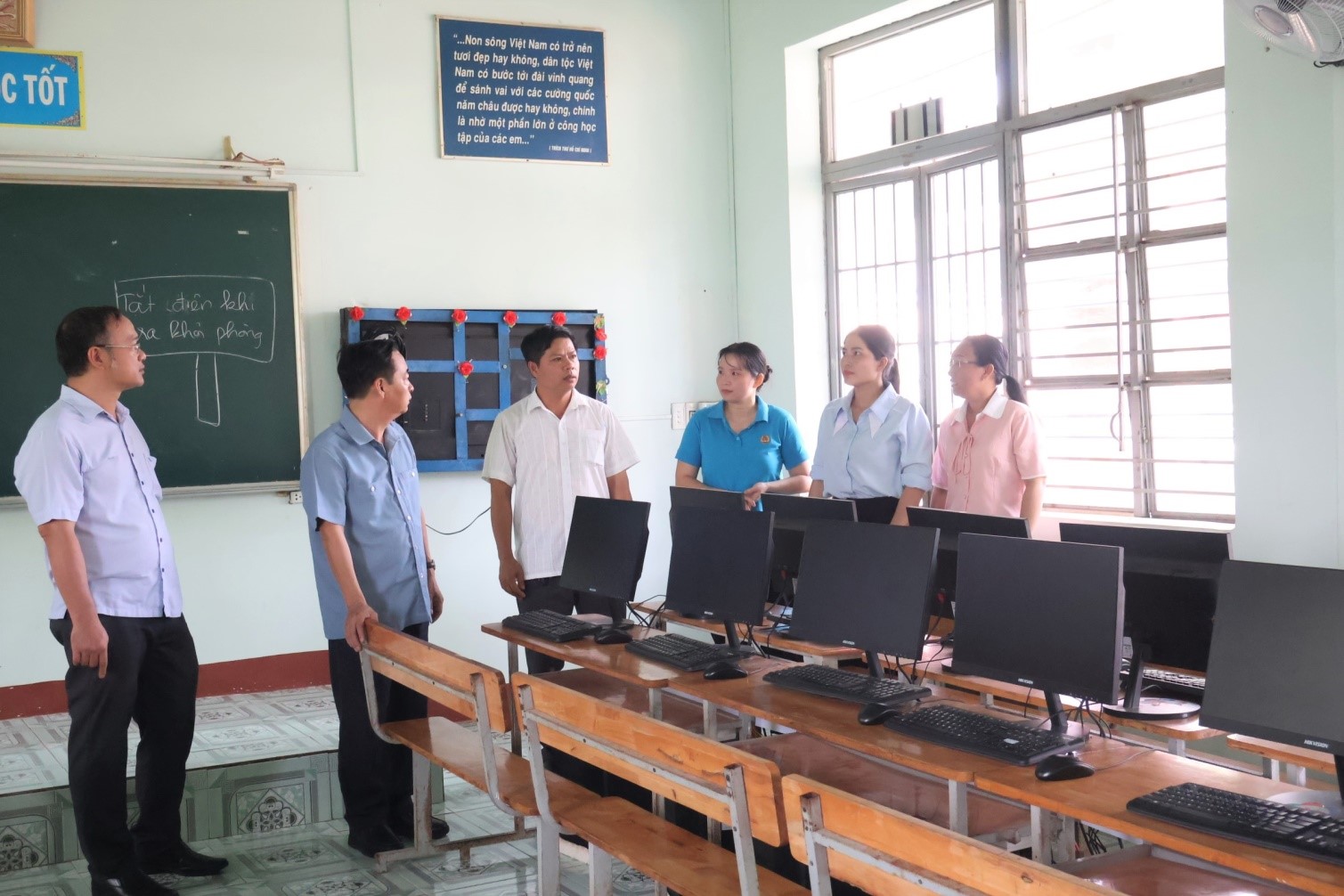 thăm trường