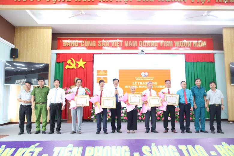 Lãnh đạo xã Long Hà chụp hình lưu niệm với các Đảng viên huy hiệu