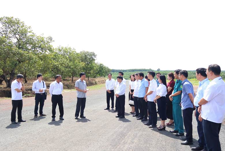 Đoàn công tác của xã Gia Kiệm thăm các mô hình kinh tế và đường giao thông tại xã Long Hà