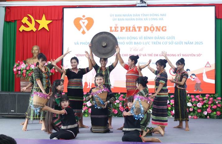 Tiết mục văn nghệ tại Lễ phát động.