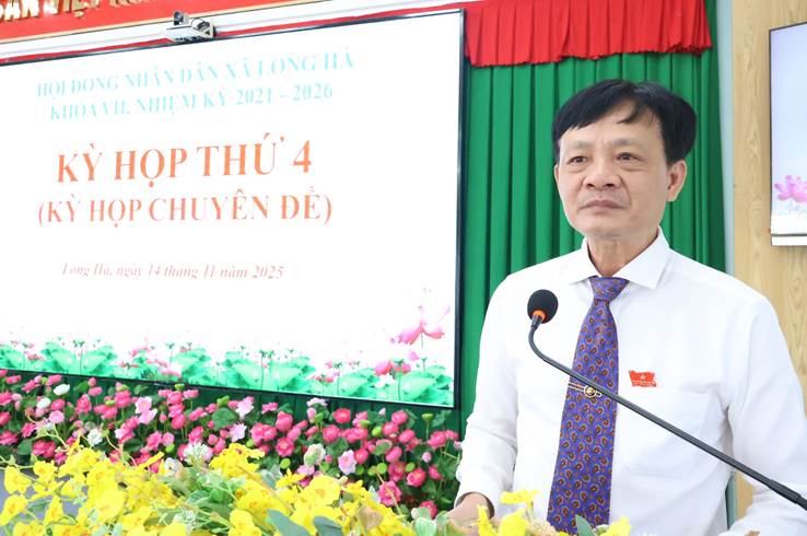 Bí thư Đảng ủy- Chủ tịch HĐND xã Lê Anh Nam phát biểu tại kỳ họp.