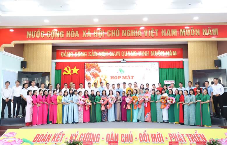 Lãnh đạo xã Long Hà chụp hình lưu niệm cùng các thầy cô giáo