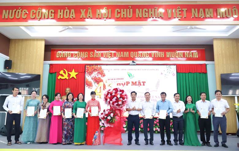 Đảng ủy- HĐND- UBND- UB MTTQ VN xã Long Hà tặng hoa và thư chúc mừng 11 trường học trên địa bàn xã. 