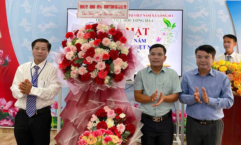 Lãnh đạo xã Long Hà tặng hoa chúc mừng trường Tiểu học Long Hà C