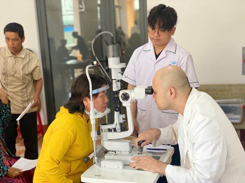 Người dân xã Long Hà được khám và tư vấn chăm sóc mắt