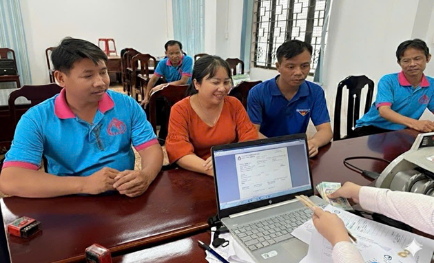 NHCSXH Phú Riềng giải ngân vốn vay ưu đãi cho hộ vay tại xã Long Hà