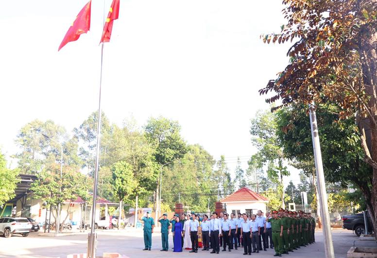 Xã Long Hà tổ chức chào cờ đầu tháng 12