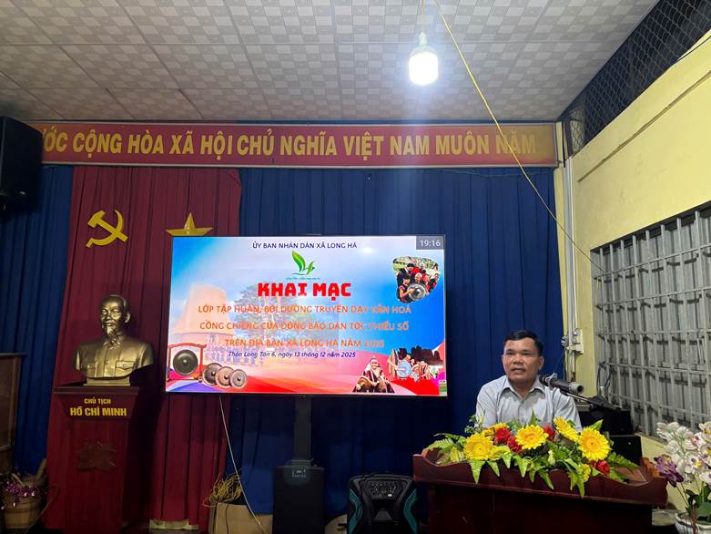 Phó Chủ tịch UBND xã Lê Đình Trung phát biểu tại buổi khai mạc.