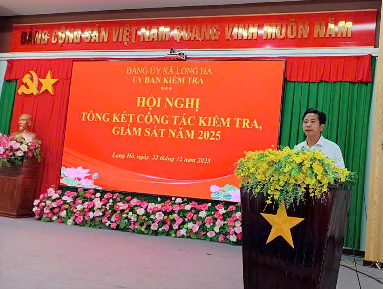 Phó Bí thư Thường trực Đảng ủy xã Nguyễn Đình Quang phát biểu tại Hội nghị.