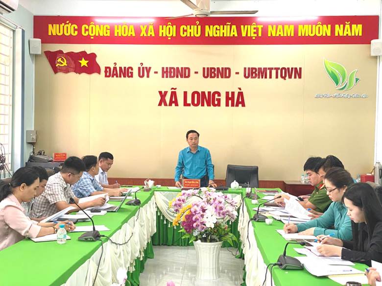 Phó bí thư, Chủ tịch UBND xã Phạm Hồng Công quán triệt tại cuộc họp