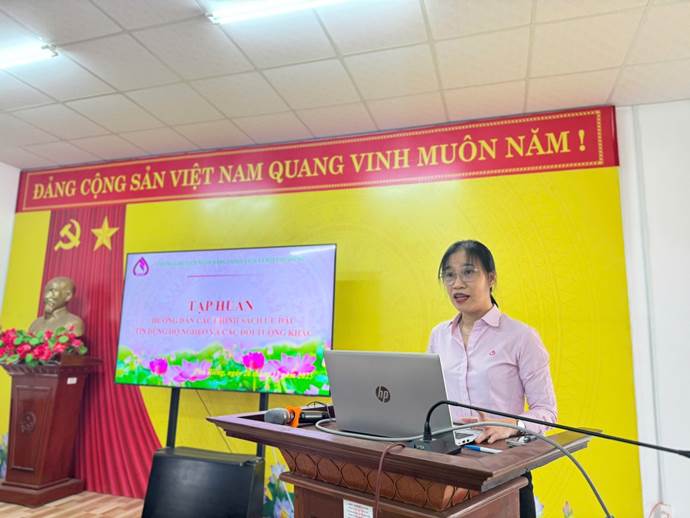 Đồng chí Trần Phan Ngọc Bình – Phó Giám đốc NHCSXH Phú Riềng triển khai nội dung tập huấn