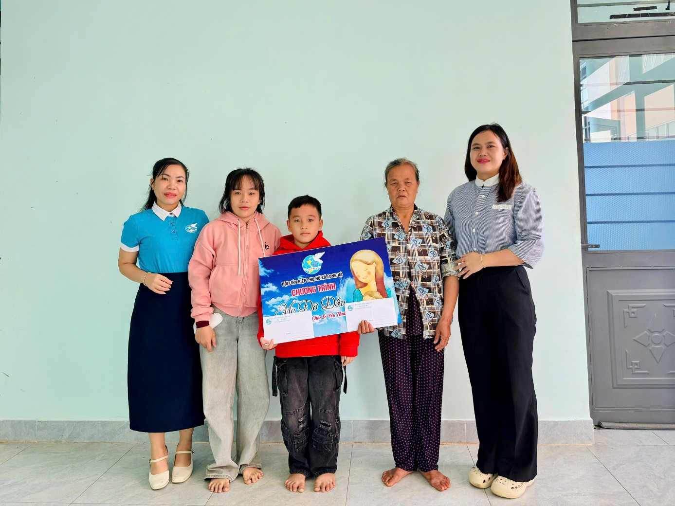 Hội LHPN xã trao tiền đỡ đầu 06 tháng cuối năm cho 09 trẻ mồ côi