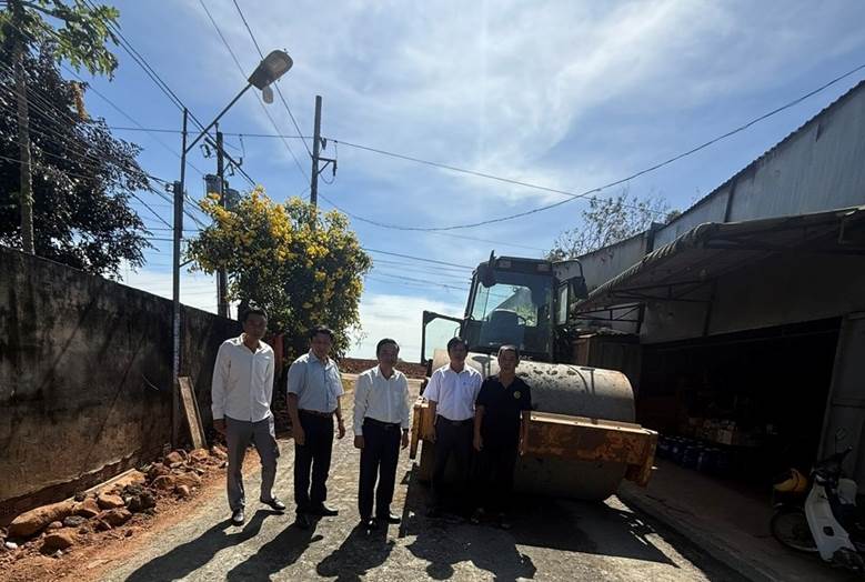 Lãnh đạo xã Long Hà kiểm tra tuyến đường thôn 8